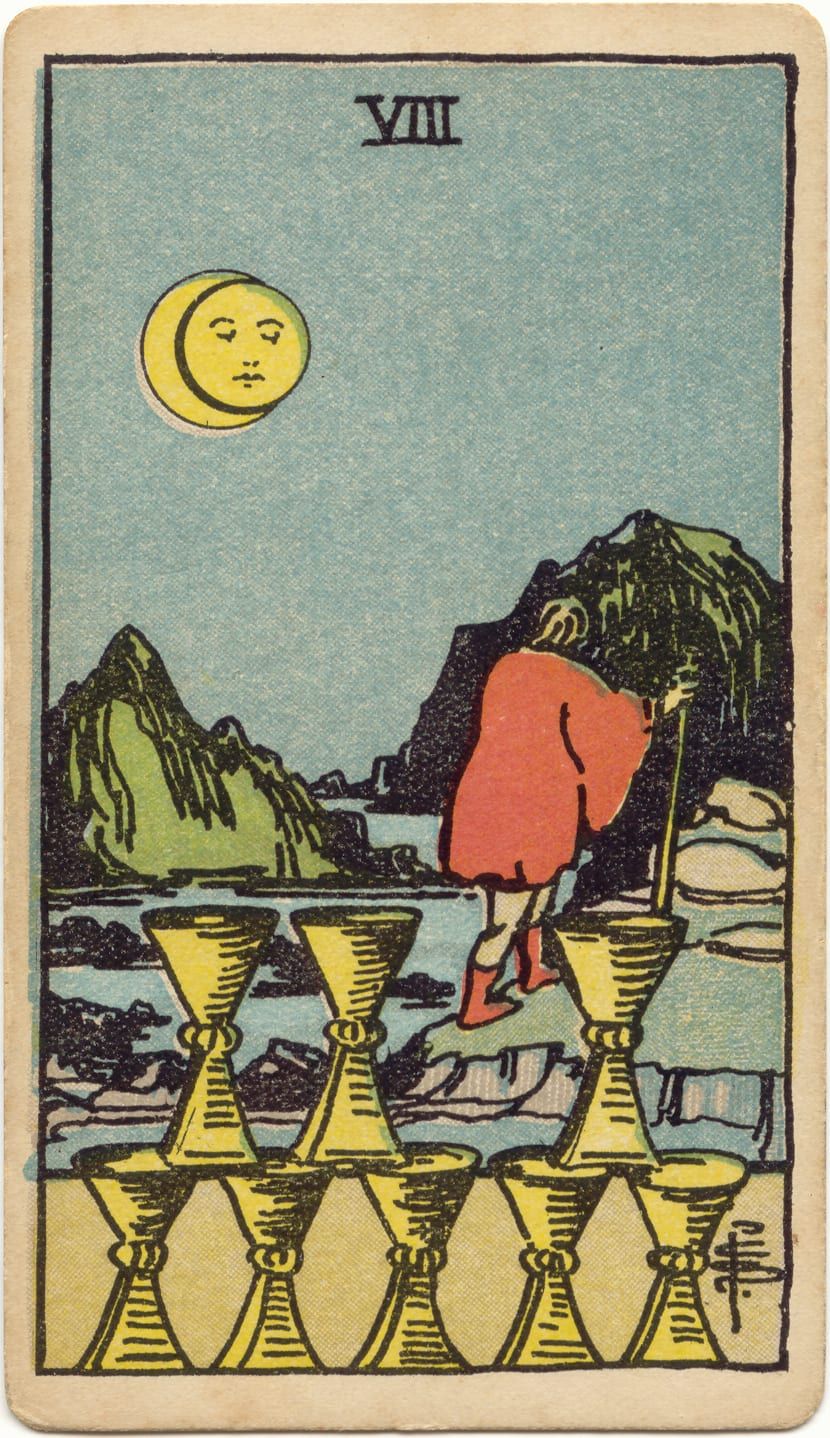 Карта Таро Восьмёрка Кубков, 1909 год: человек в красном плаще с посохом уходит от восьми кубков к горам под луной
