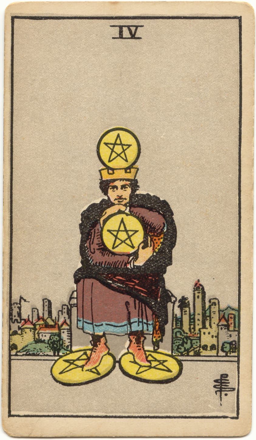 Карта Таро Четвёрка Пентаклей, 1909 год: человек в короне прижимает к груди пентакль, ещё один лежит на короне, два под ногами