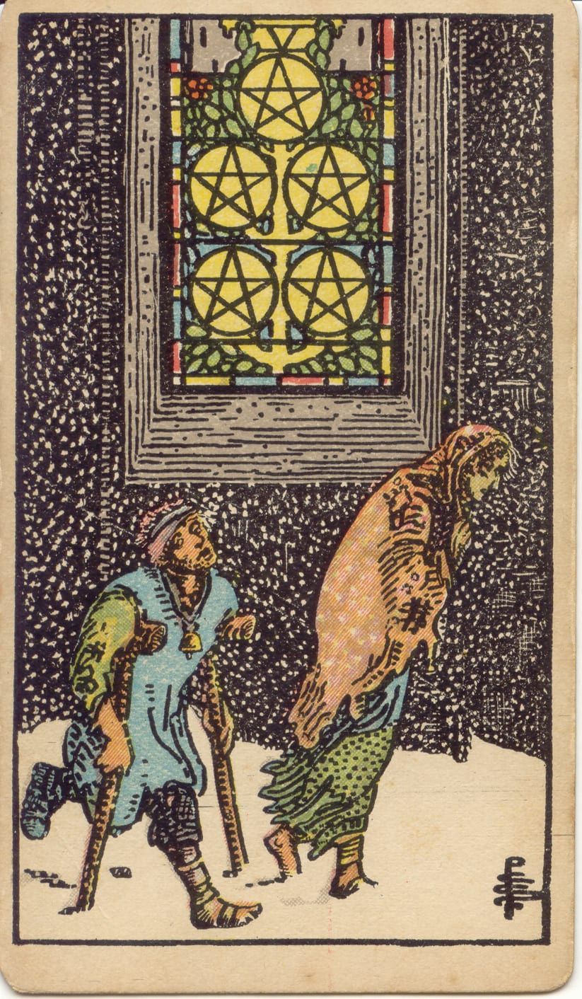 Карта Таро Пятёрка Пентаклей, 1909 год: двое нищих, один на костылях, бредут сквозь метель мимо освещённого витража