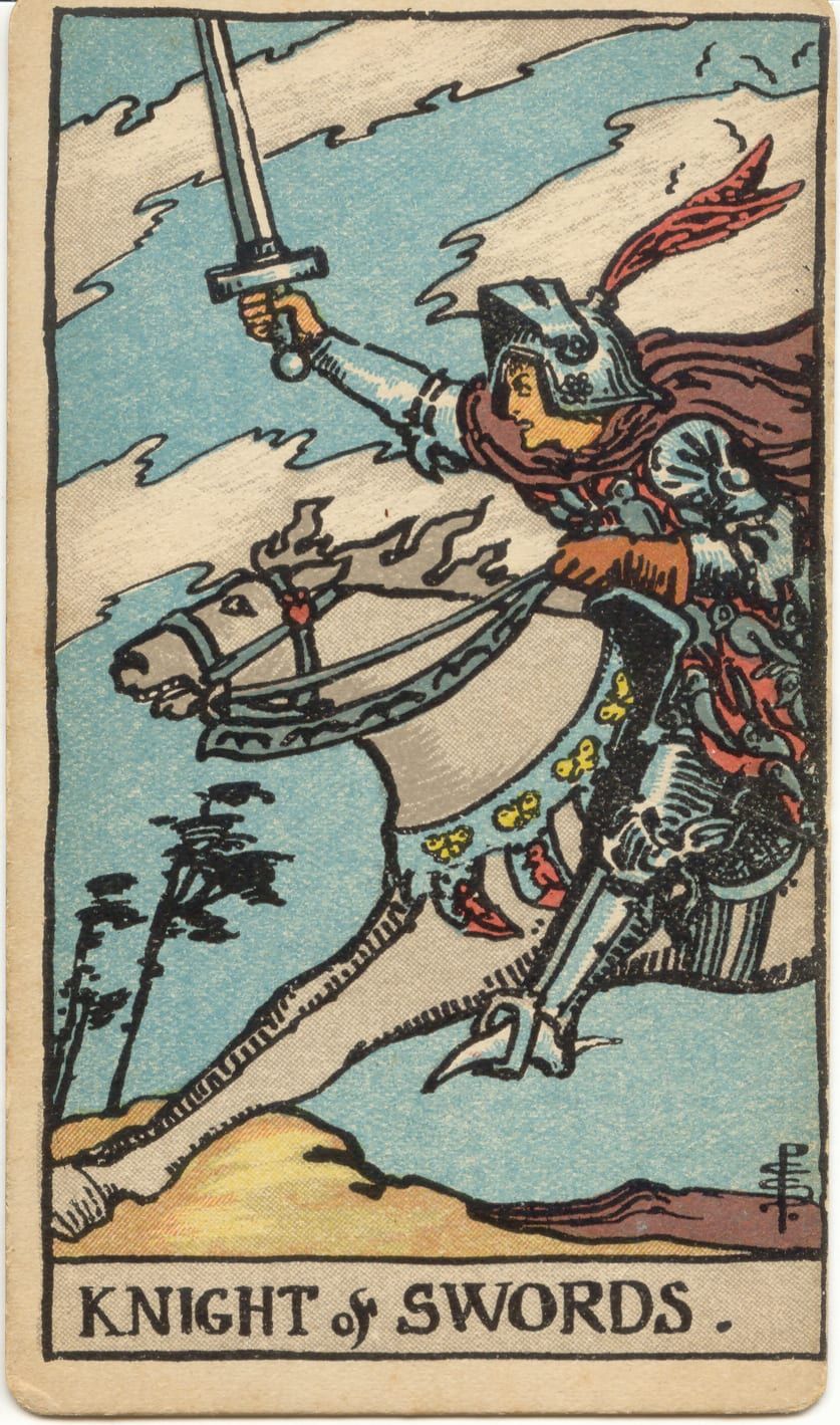 Карта Таро Рыцарь Мечей, 1909 год: рыцарь в доспехах мчится на белом коне, высоко подняв меч, ветер гнёт деревья