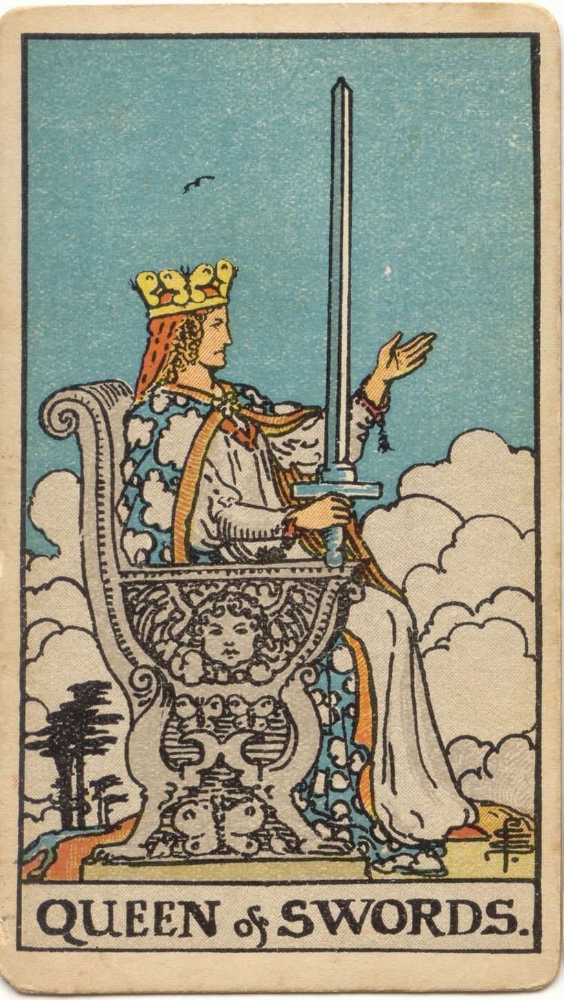 Карта Таро Королева Мечей, 1909 год: королева в профиль на каменном троне держит поднятый меч и протягивает открытую ладонь