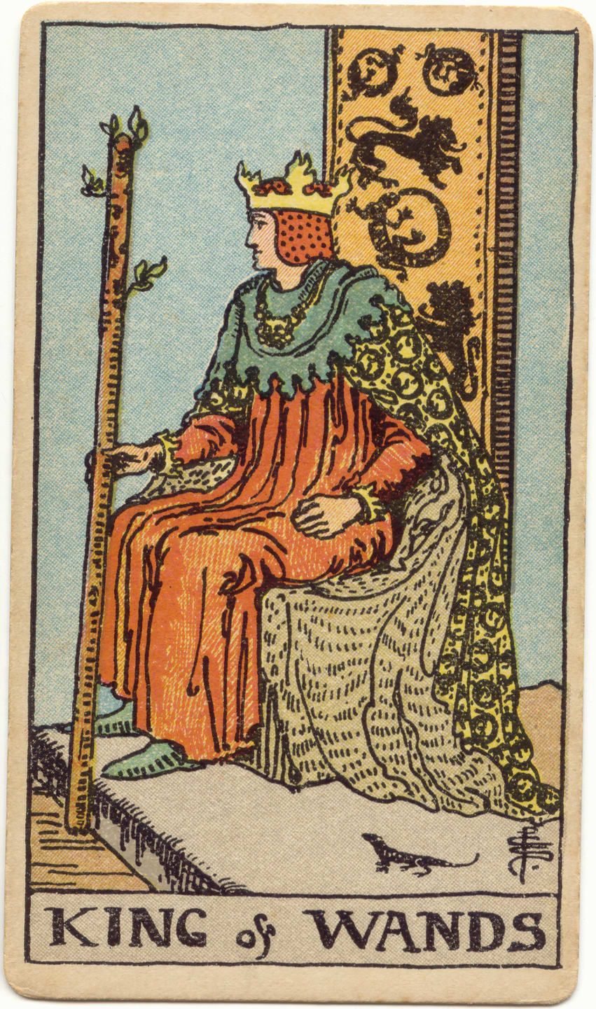 Карта Таро Король Жезлов, 1909 год: король в огненной короне сидит на троне со львом и держит жезл с побегами, у ног саламандра