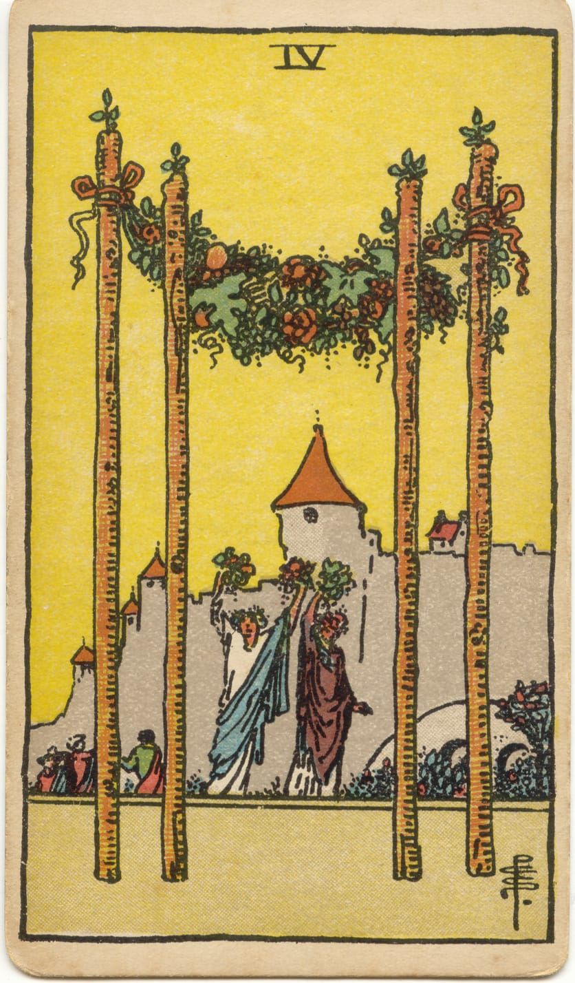 Карта Таро Четвёрка Жезлов, 1909 год: четыре жезла с гирляндой из цветов и плодов, за ними две женщины с букетами у стен замка