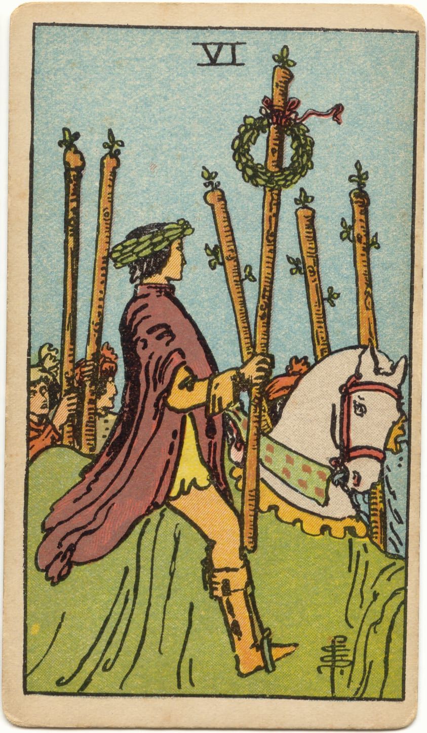 Карта Таро Шестёрка Жезлов, 1909 год: всадник в лавровом венке на белом коне держит жезл с венком, рядом идут люди с жезлами